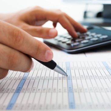 Assessoria Contábil — gráficos financeiros em laptop